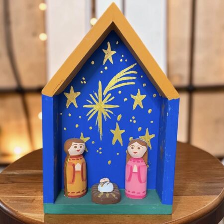 Pesebre madera pintada con base casita